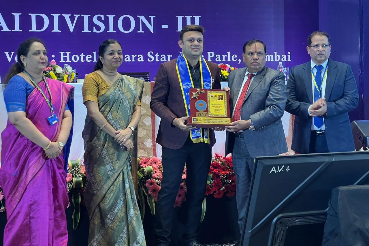 Mr. Chetan shah received MDRT prize.