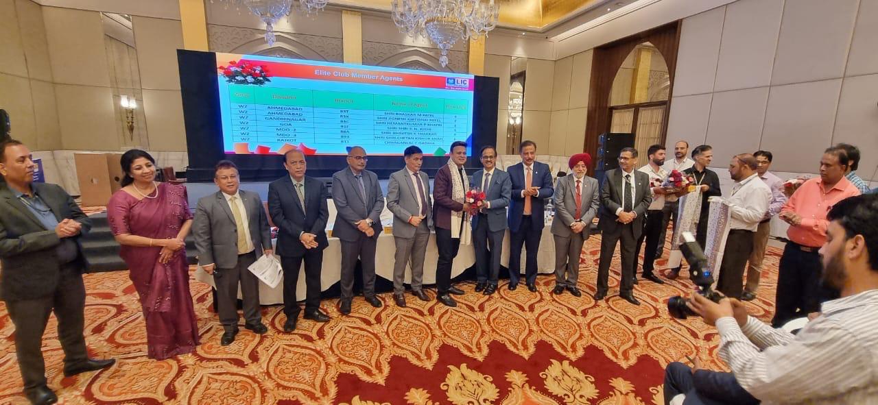 Mr. Chetan shah received MDRT prize.